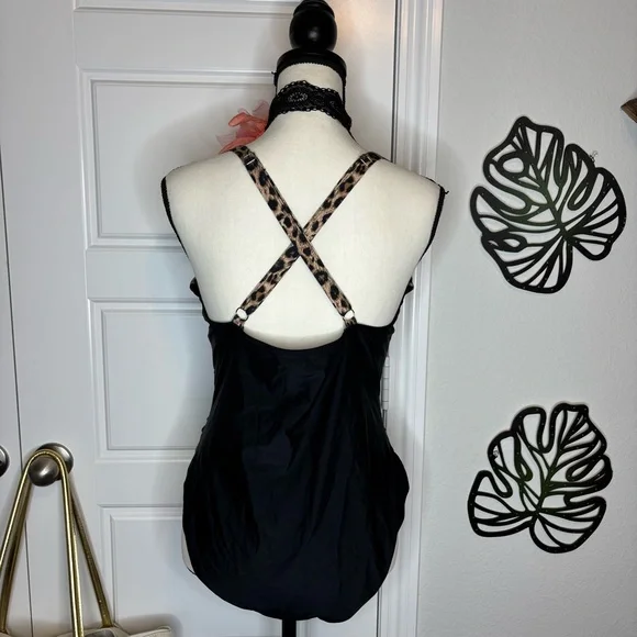 Super Cute Cutout One Piece Swimsuit with Tummy Control - Picture 6 of 16